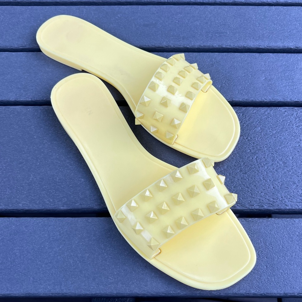 Steven by Steve Madden; Cream/Butter Yellow; Spiked Jelly Sandals; Women’s 8